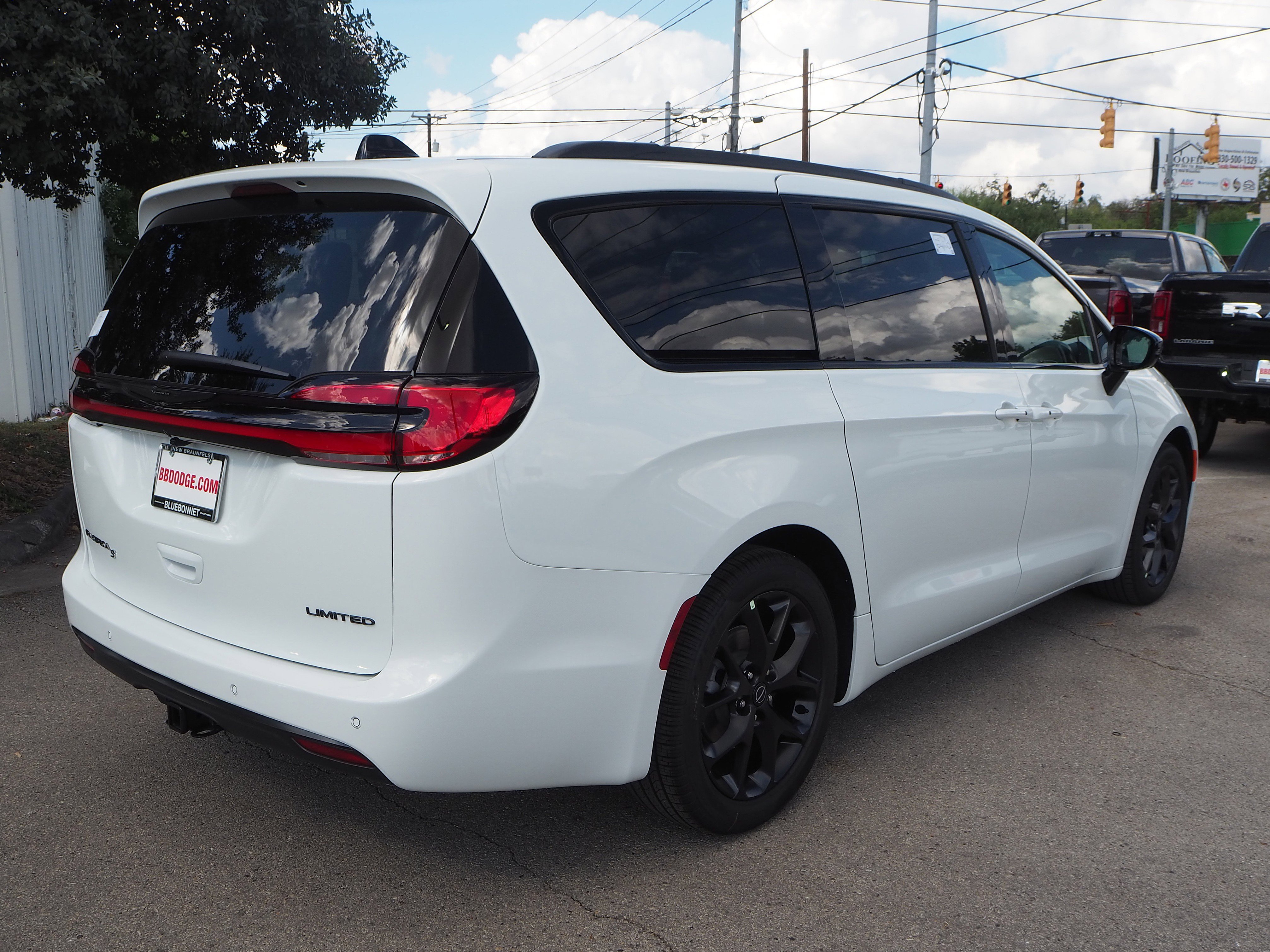 New 2026 Chrysler Pacifica Limited w/ Uconnect Theater Family Group FWD image 6