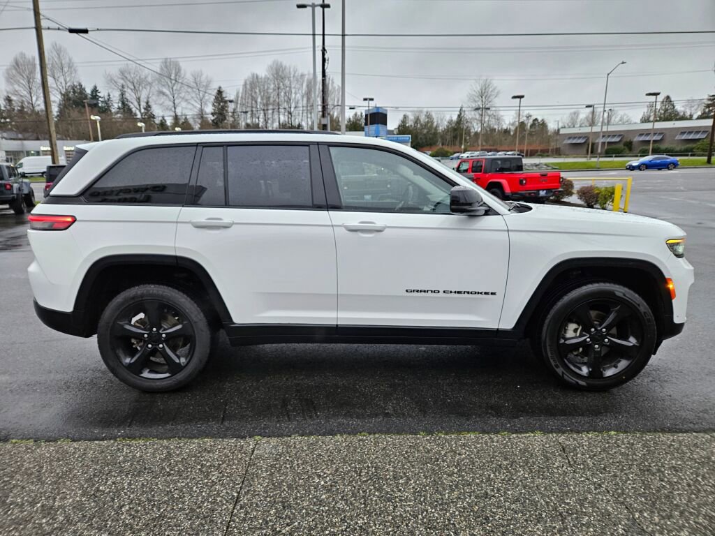 Used 2023 Jeep Grand Cherokee Limited w/ Luxury Tech Group II image 6