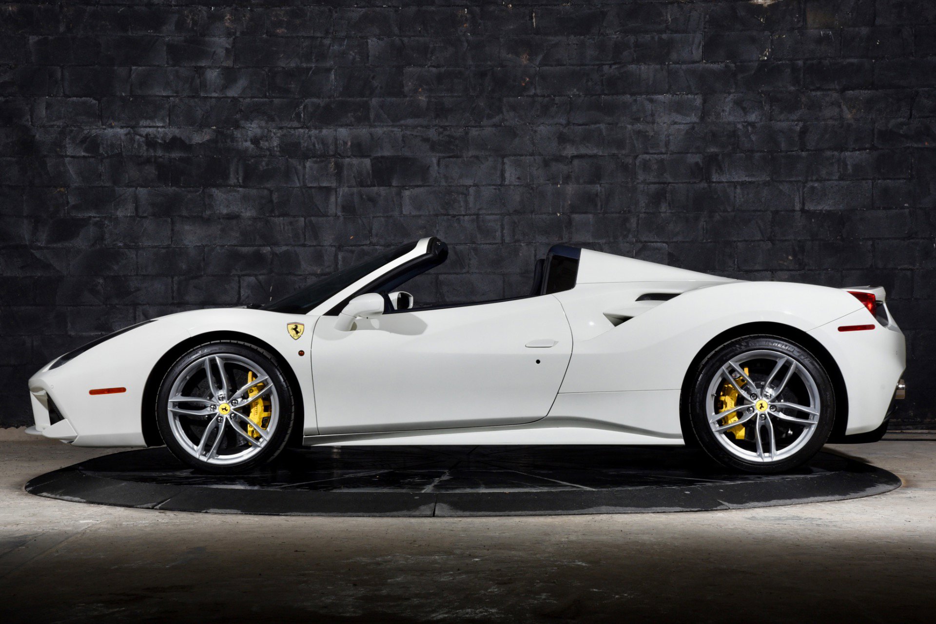 Used 2018 Ferrari 488 Spider image 17