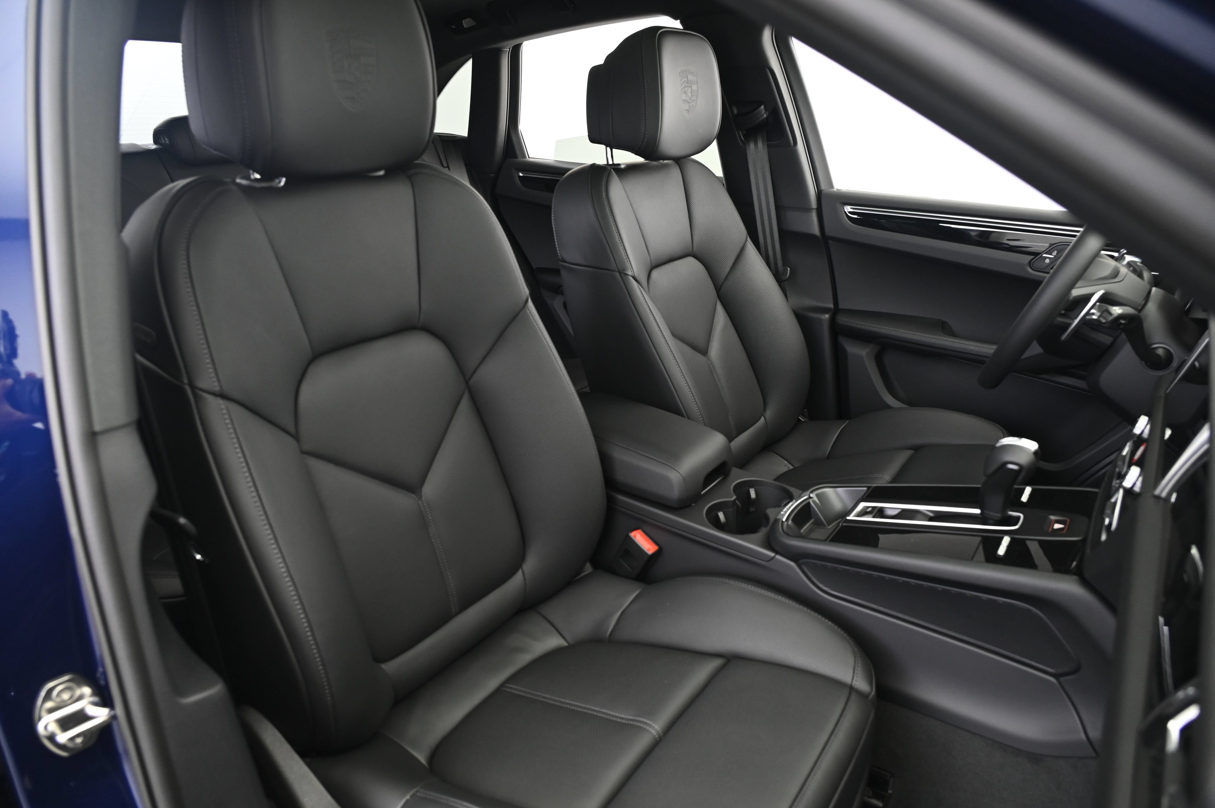 Certified 2026 Porsche Macan AWD/4WD image 24