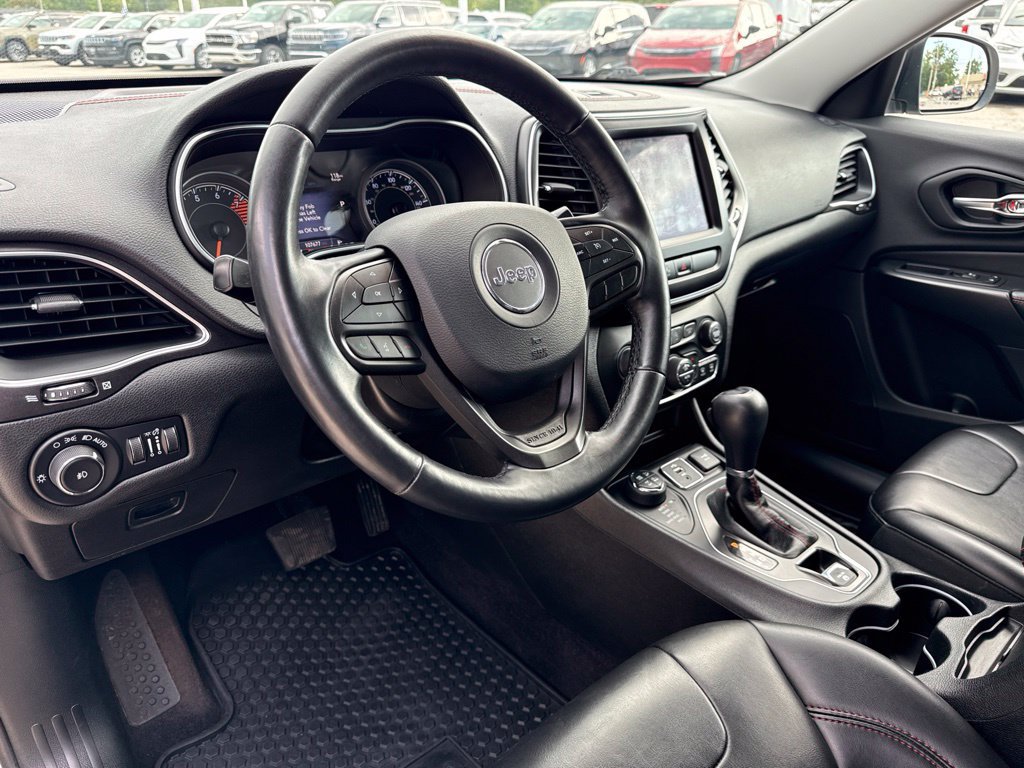 Used 2019 Jeep Cherokee Trailhawk w/ Cold Weather Group AWD/4WD image 2