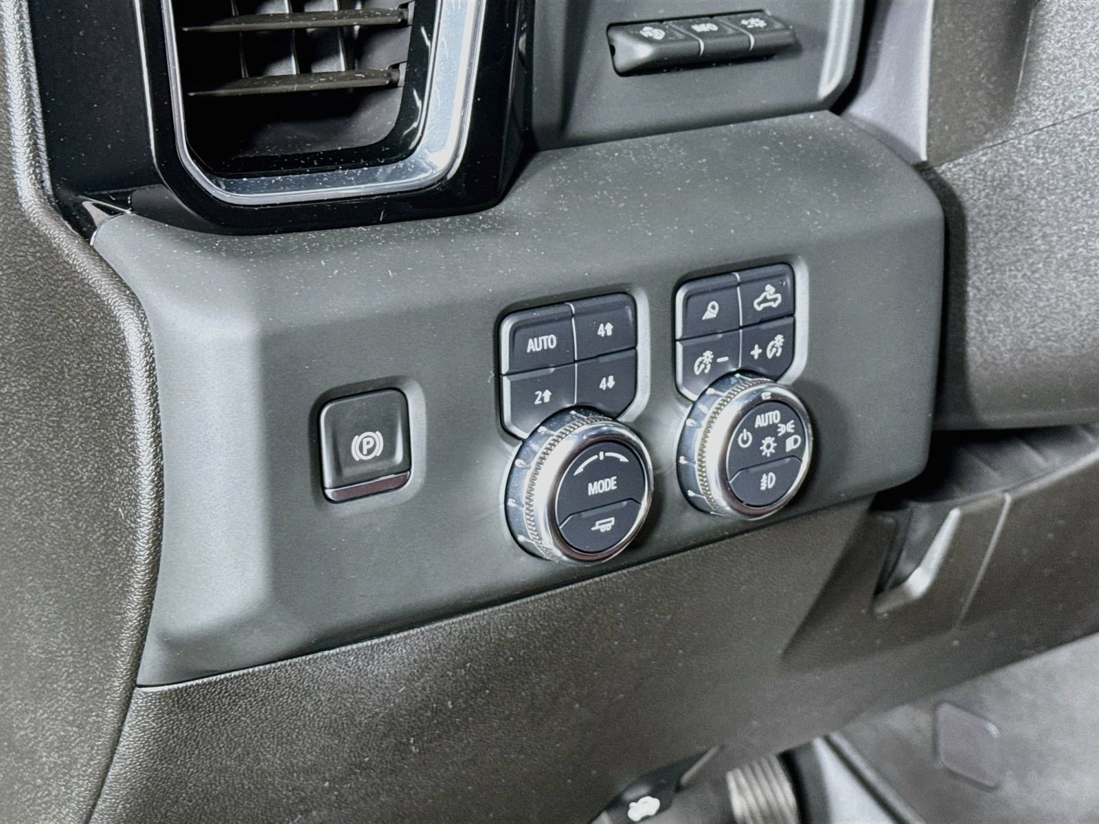 Used 2024 GMC Sierra 2500 Denali Ultimate w/ Max Trailering Package AWD/4WD image 10