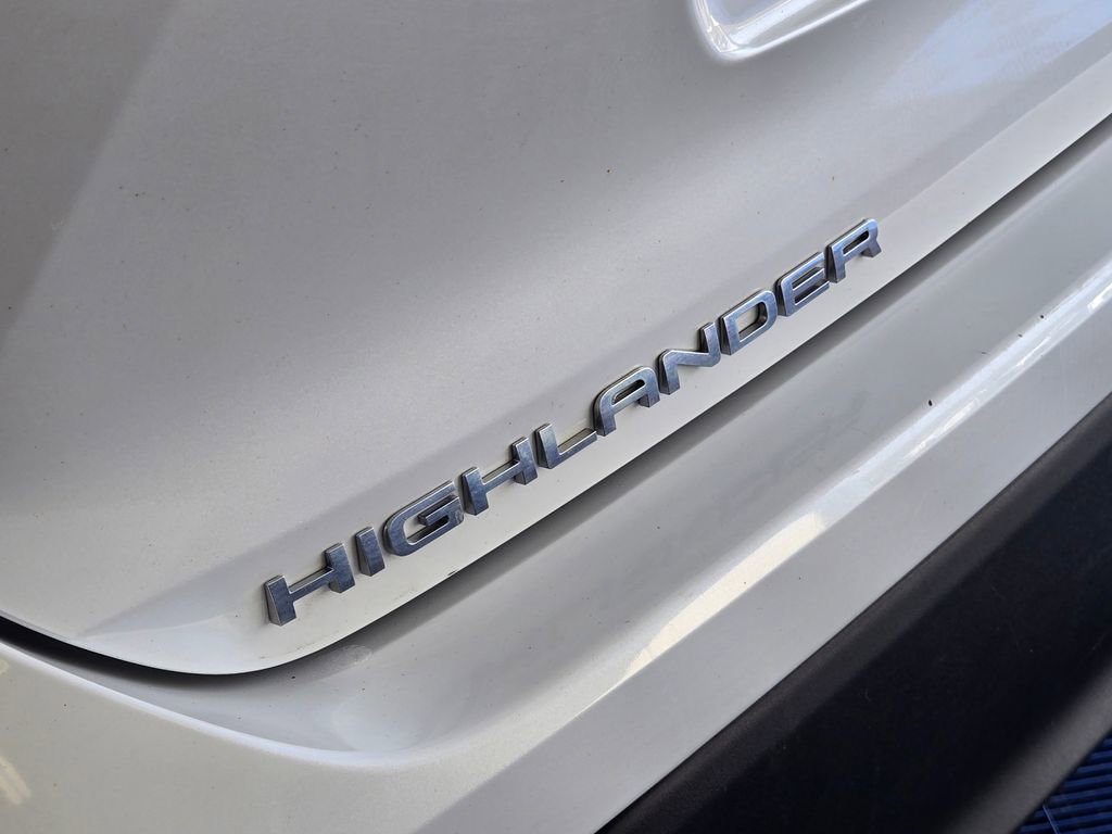 Used 2023 Toyota Highlander LE image 32