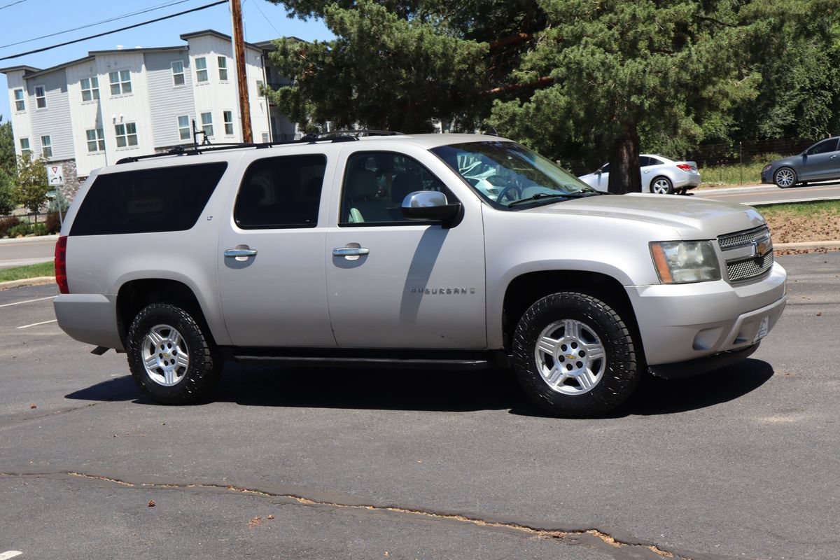 Used 2008 Chevrolet Suburban LT w/ LT Preferred Equipment Group AWD/4WD image 2