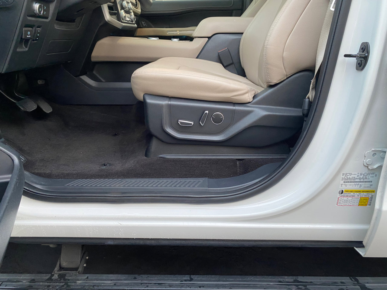 Used 2022 Ford Expedition Max Limited image 29