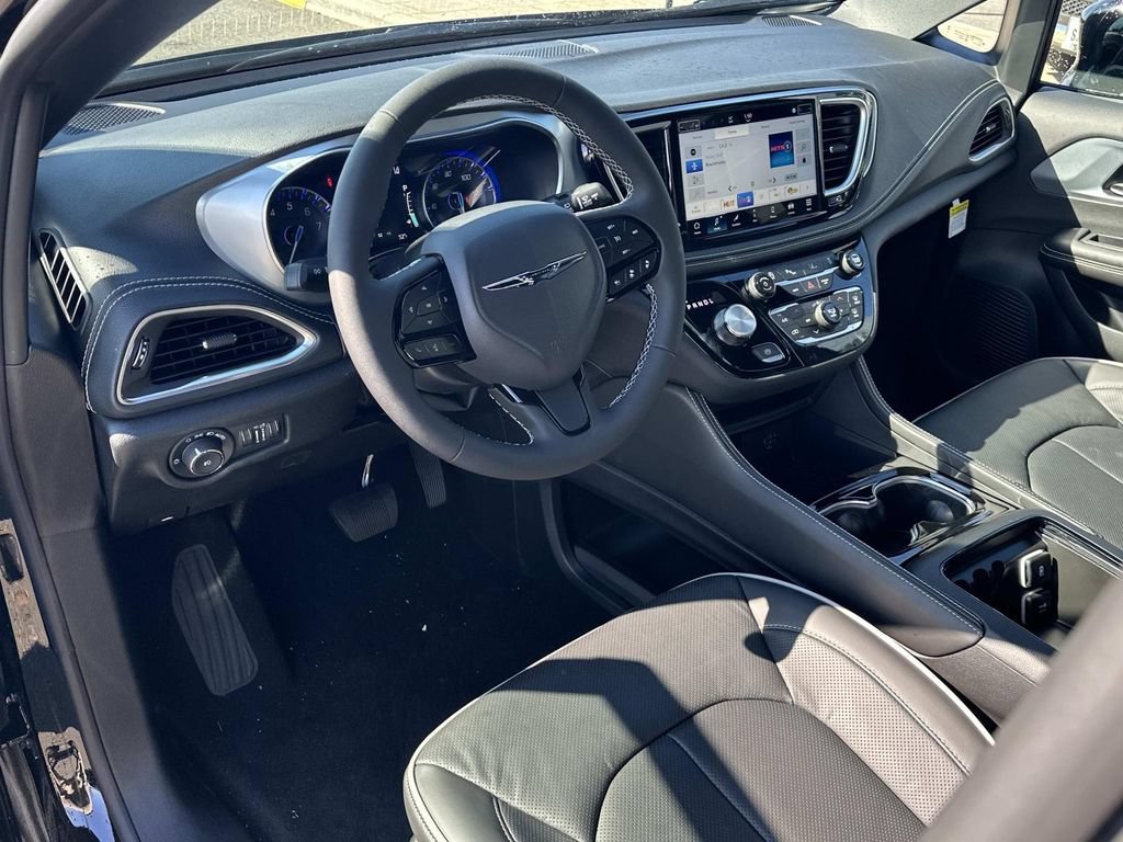 New 2026 Chrysler Pacifica Limited w/ S Appearance Package FWD image 2