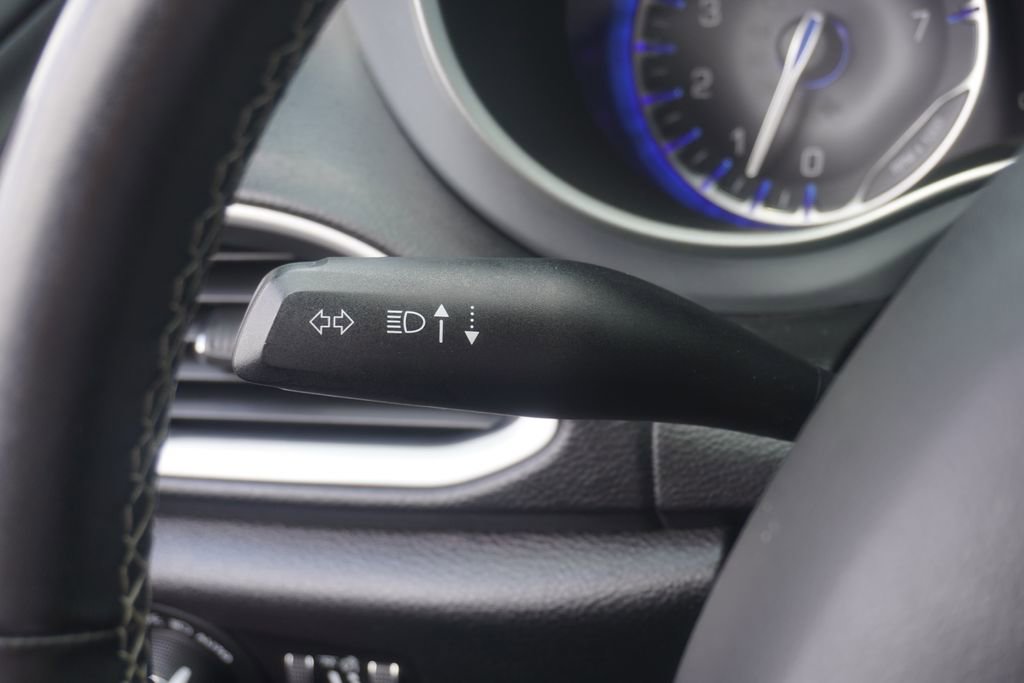 Used 2020 Chrysler Pacifica Touring w/ S Appearance Package FWD image 17