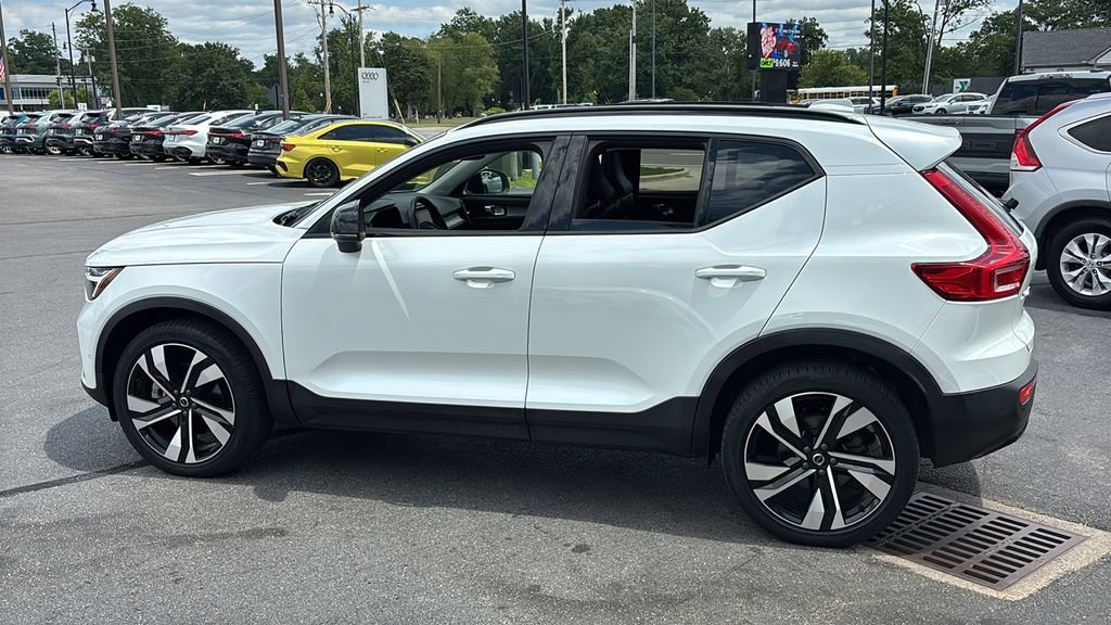 Used 2023 Volvo XC40 B5 Plus w/ Driver Assist Package AWD/4WD image 3