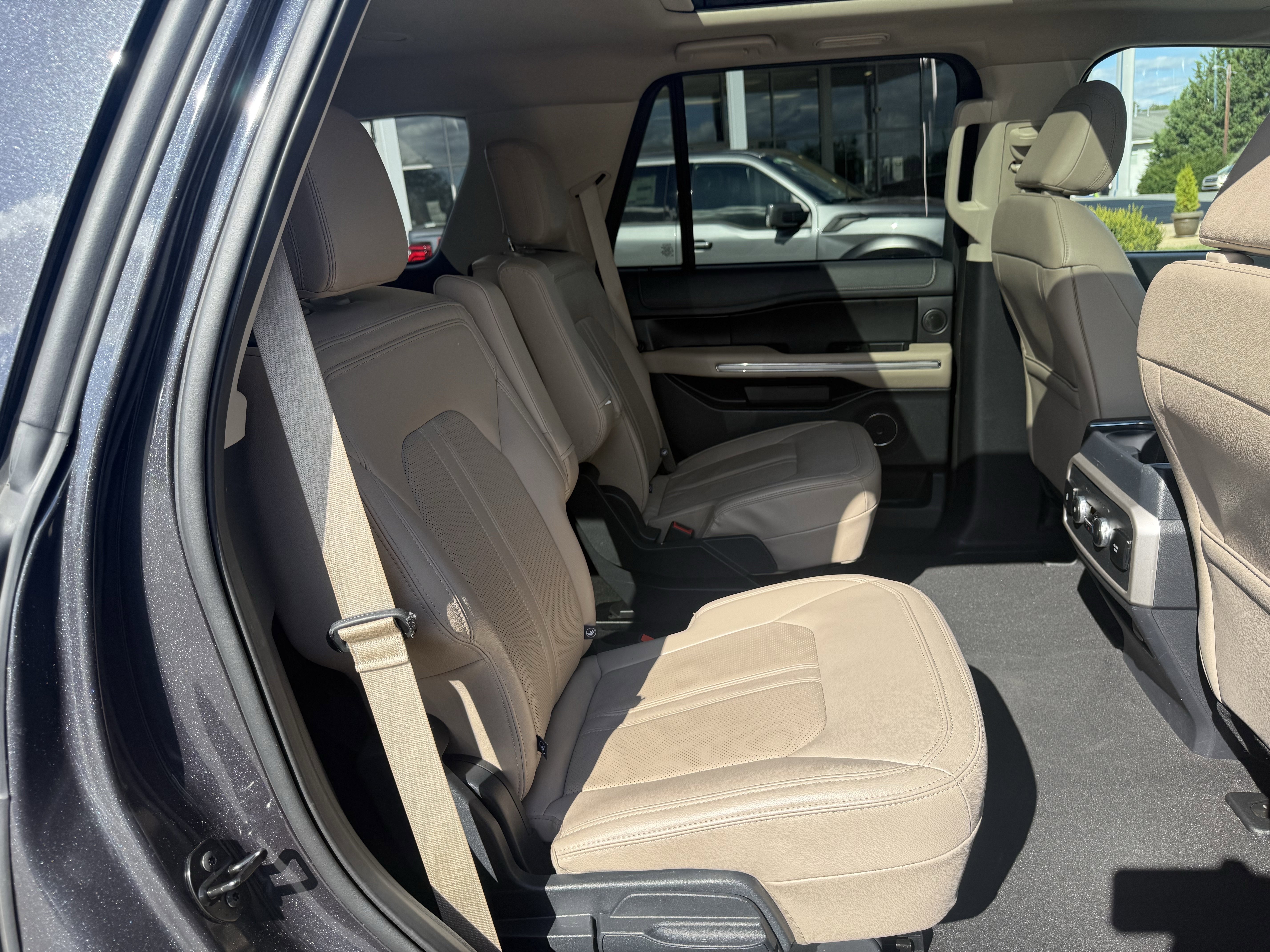 Used 2024 Ford Expedition Limited image 35