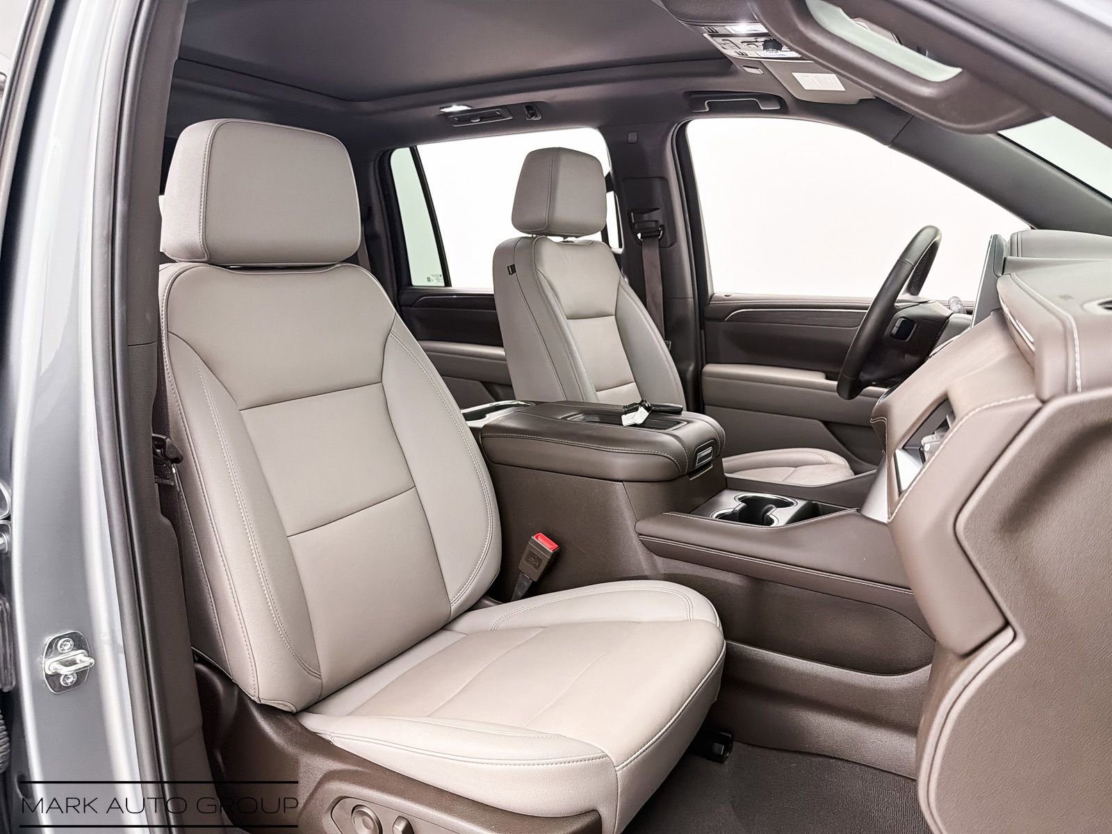 Used 2024 Chevrolet Suburban LT w/ Luxury Package RWD image 29