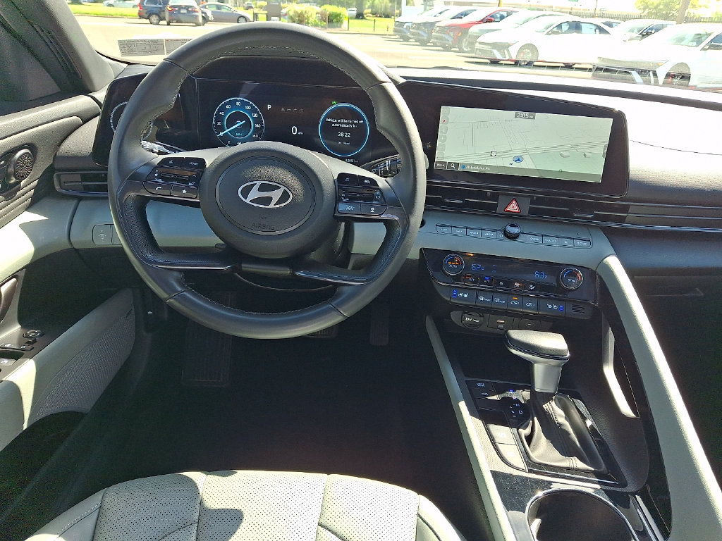 Certified 2025 Hyundai Elantra Limited FWD image 12