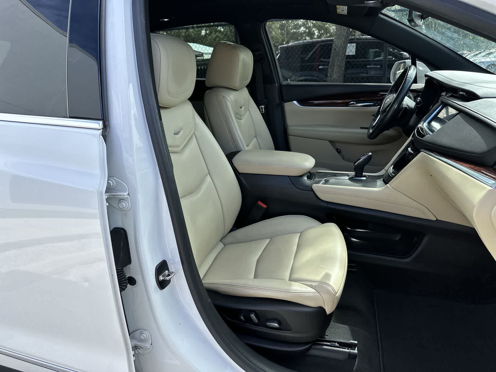 Used 2017 Cadillac XT5 Luxury FWD image 9
