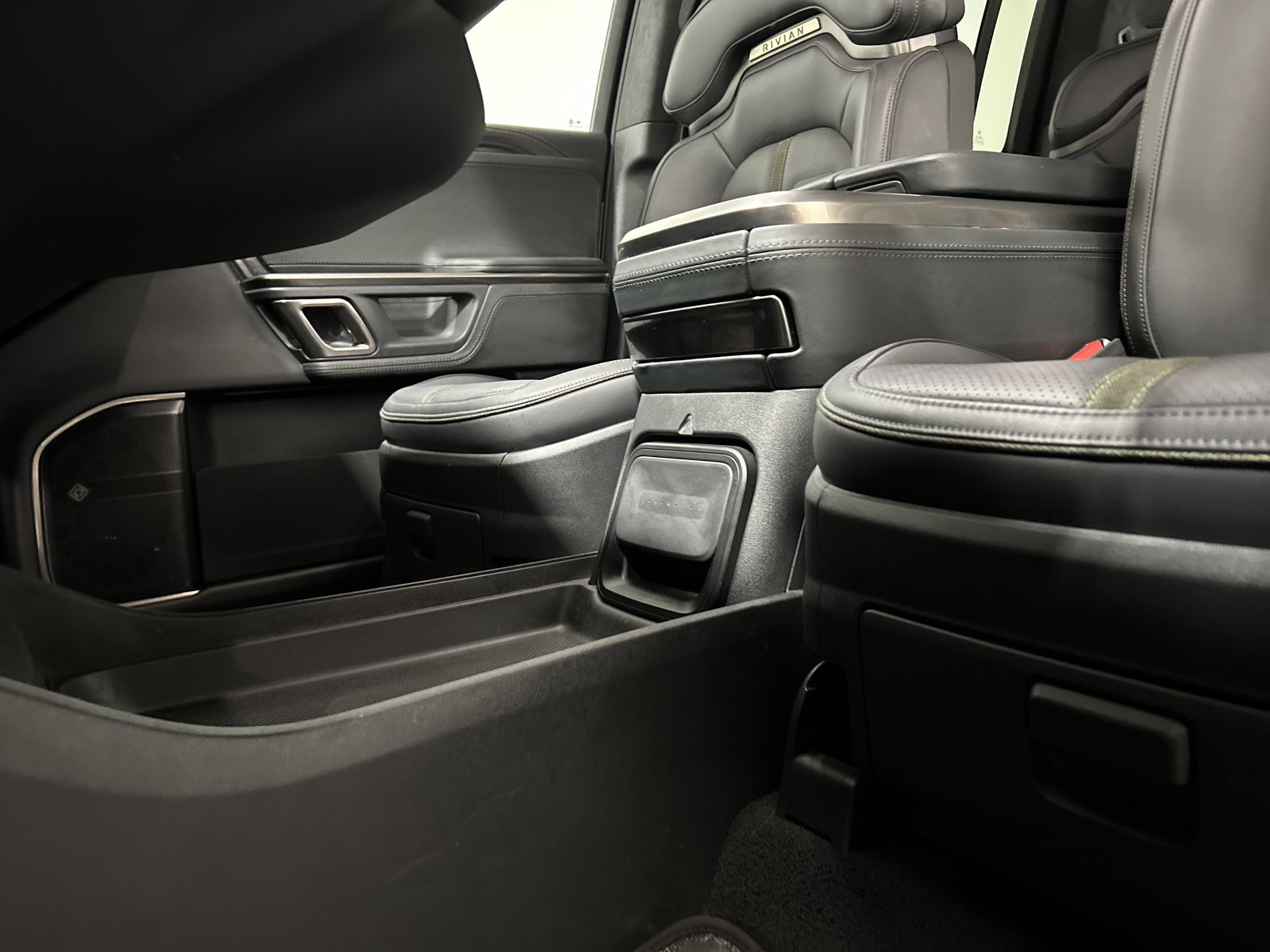Used 2024 Rivian R1S Adventure AWD/4WD image 33
