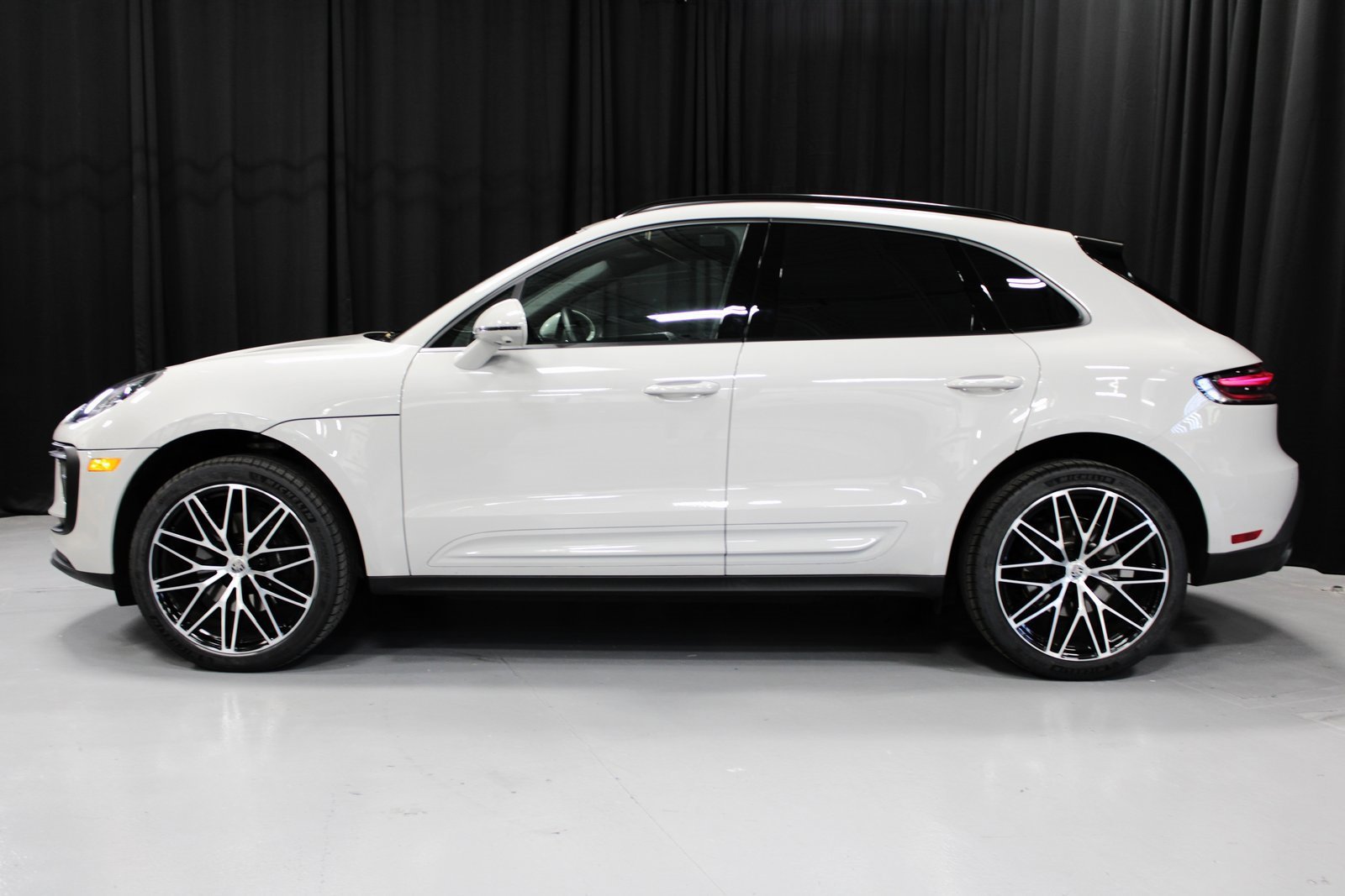 Used 2025 Porsche Macan image 2