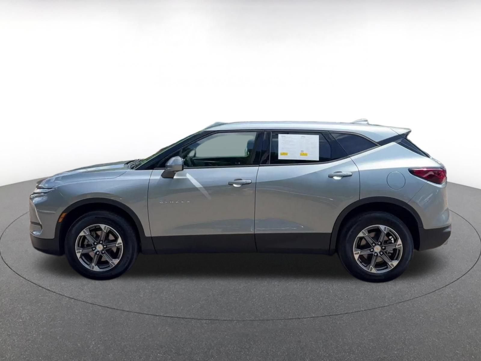 Used 2025 Chevrolet Blazer LT FWD image 9