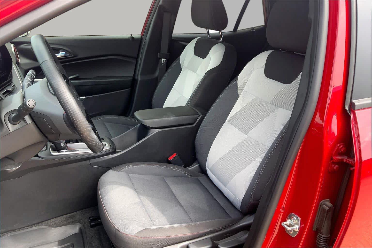 Used 2026 Chevrolet Trax RS w/ Sunroof Package FWD image 7