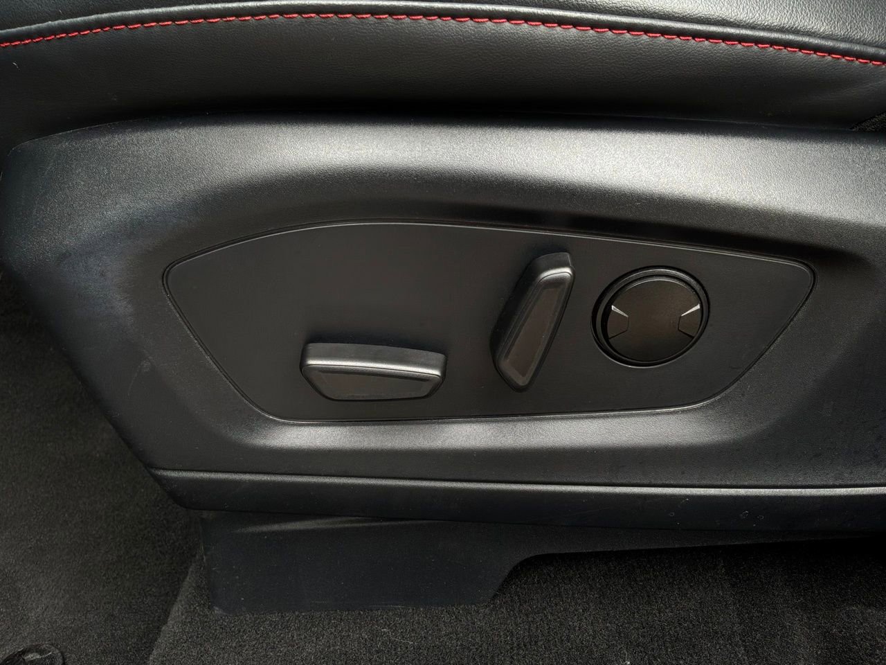 Used 2025 Ford Explorer ST-Line w/ ST-Line Street Pack AWD/4WD image 11