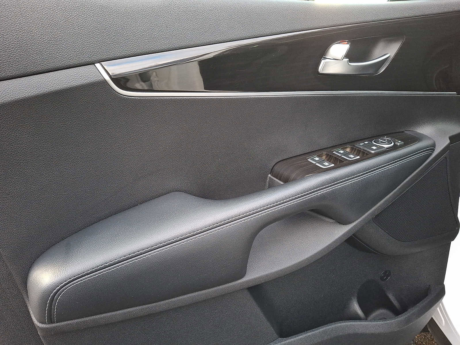 Used 2019 Kia Sorento LX image 9