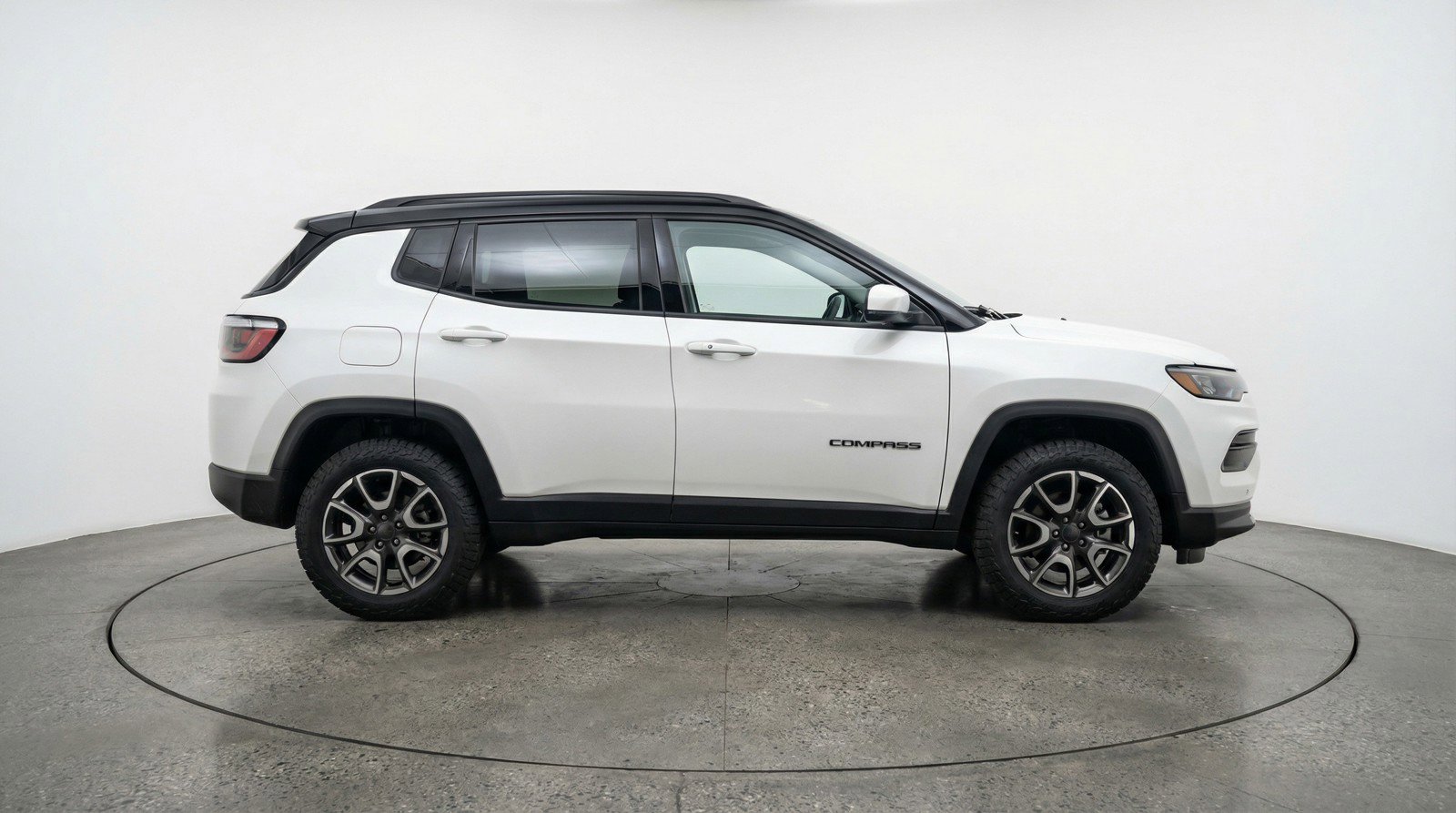 Used 2025 Jeep Compass Trailhawk image 11