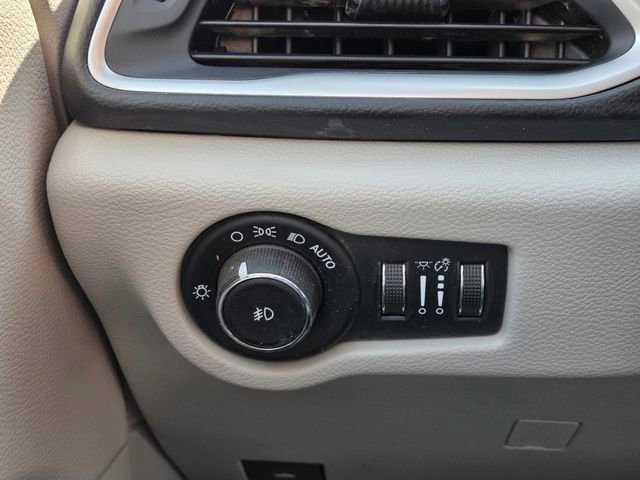 Used 2018 Chrysler Pacifica Touring-L FWD image 22