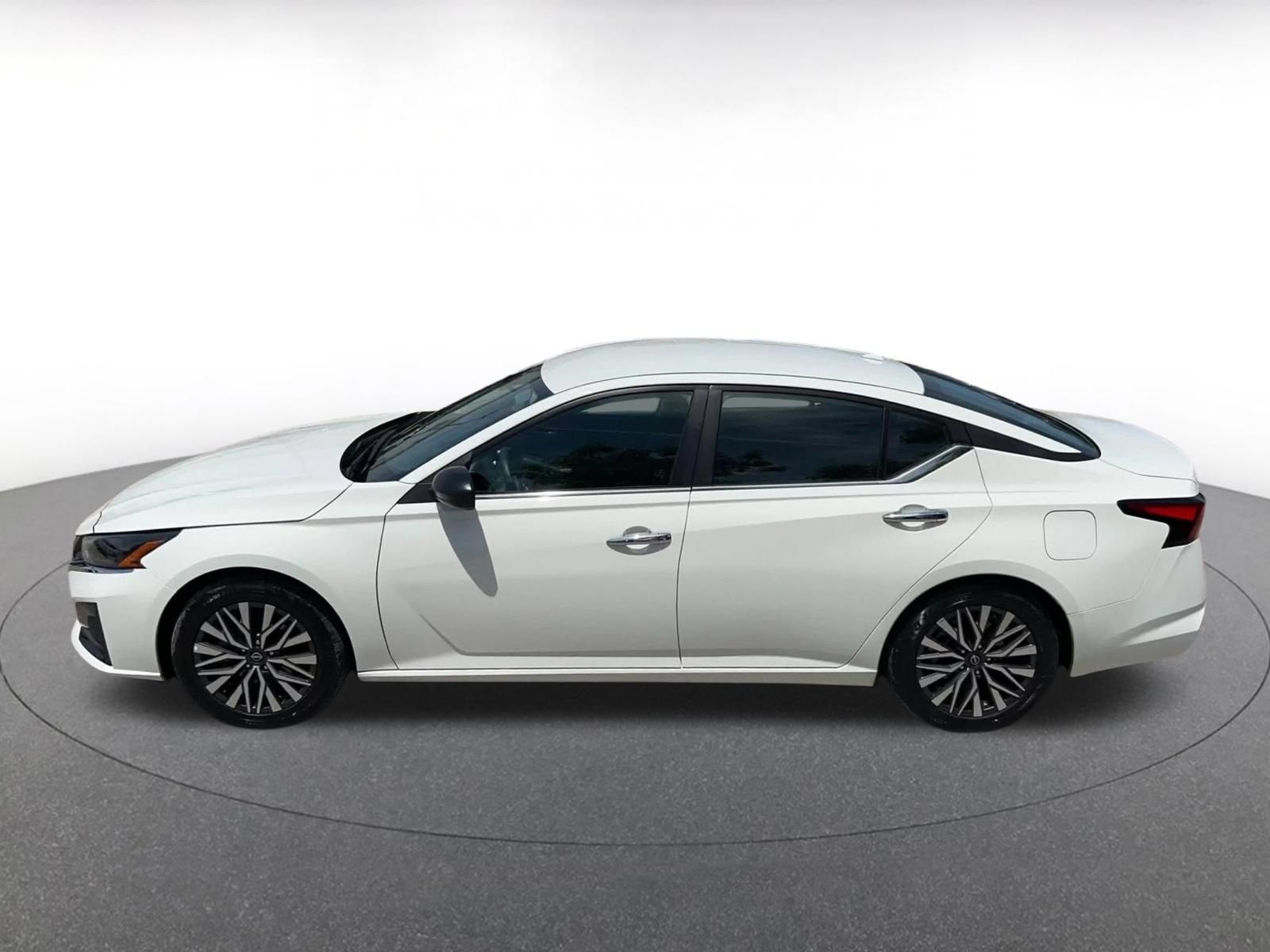 Used 2025 Nissan Altima 2.5 SV FWD image 9