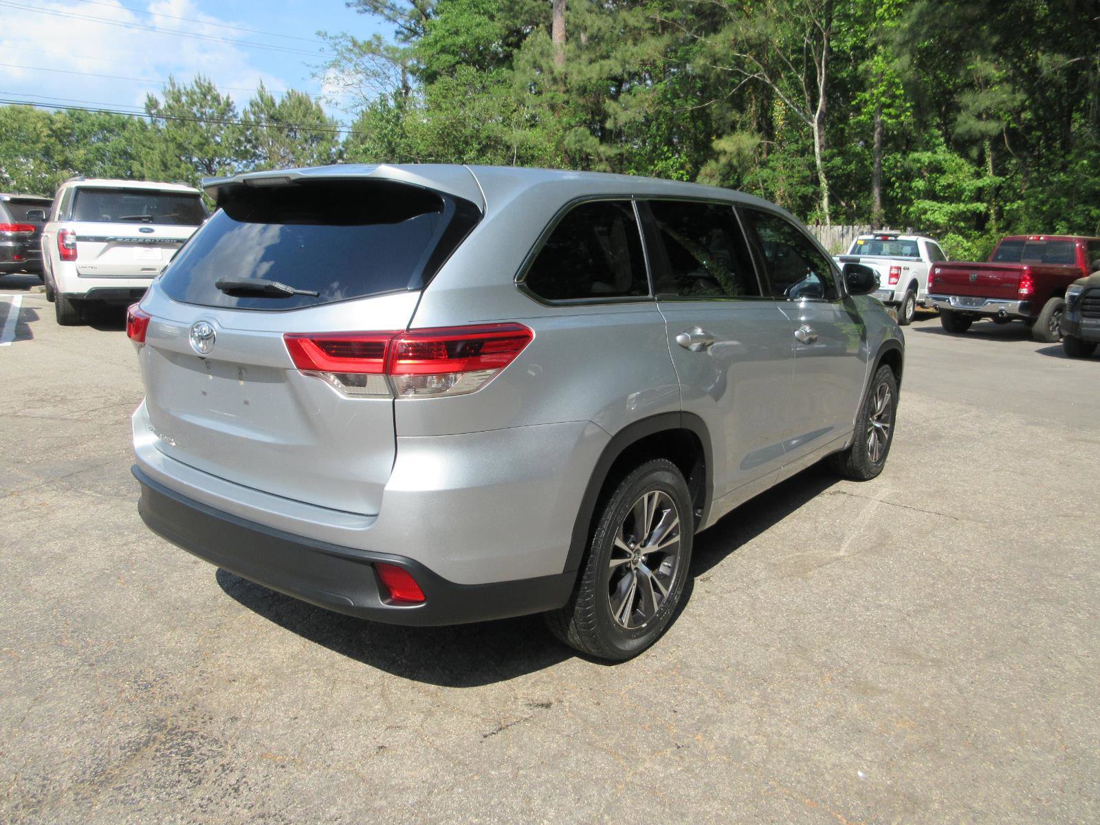 Used 2018 Toyota Highlander LE FWD image 5
