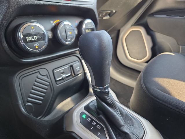 Used 2017 Jeep Renegade Latitude w/ Popular Equipment Group FWD image 17