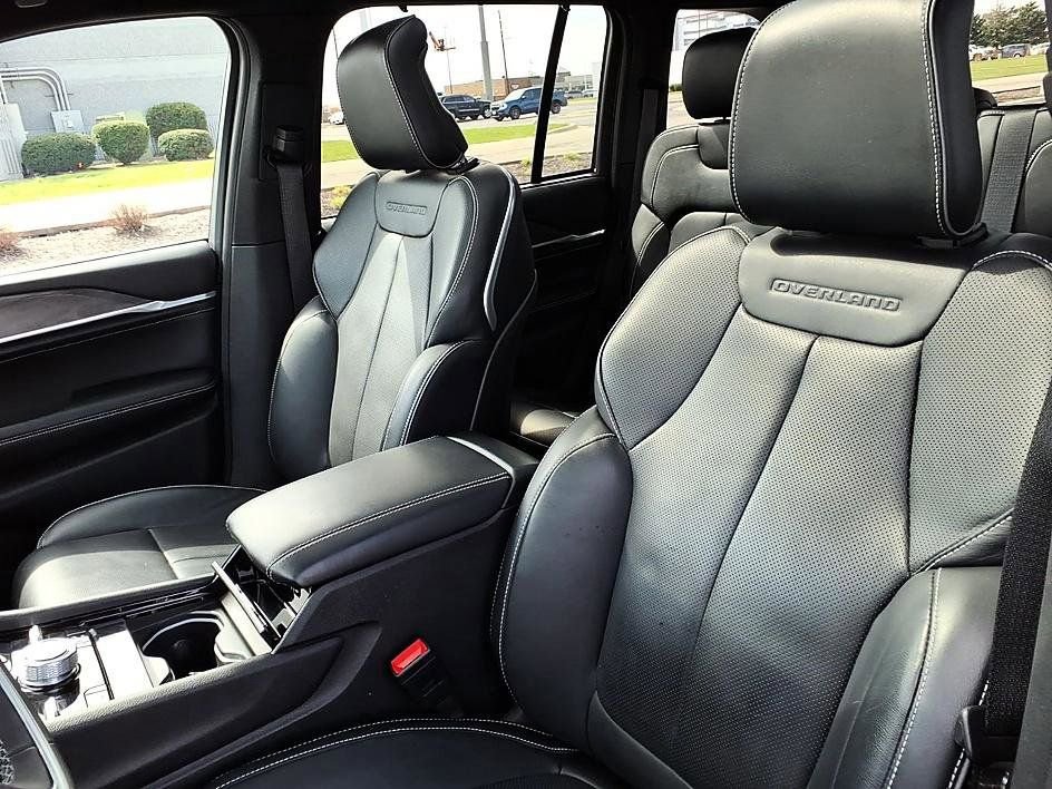Used 2022 Jeep Grand Cherokee Overland w/ Luxury Tech Group IV image 17