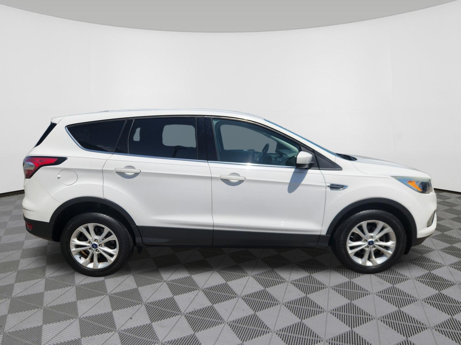 Used 2017 Ford Escape SE FWD image 6