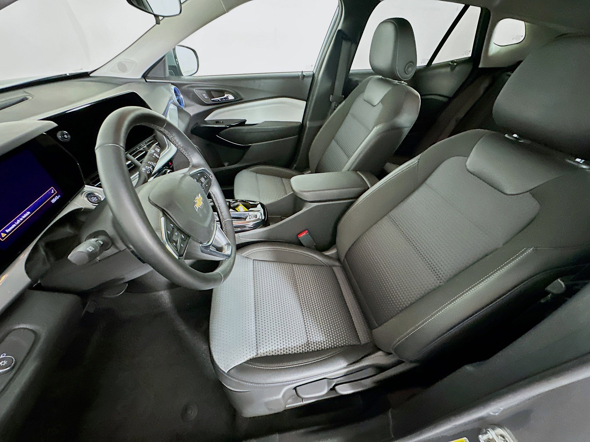 Used 2025 Chevrolet Trax LT w/ LT Convenience Package image 13