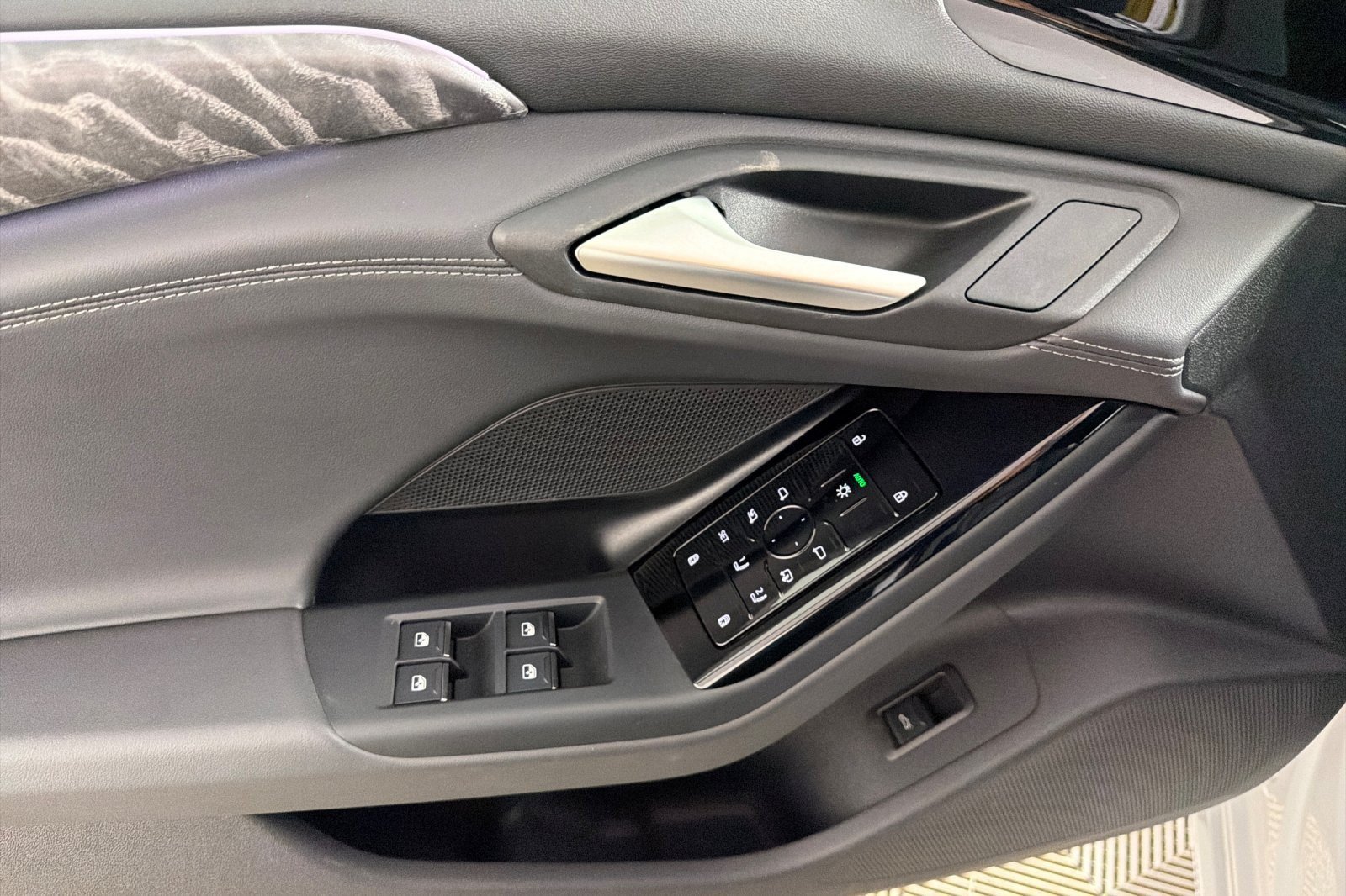 Used 2025 Audi A6 e-tron Premium RWD image 10