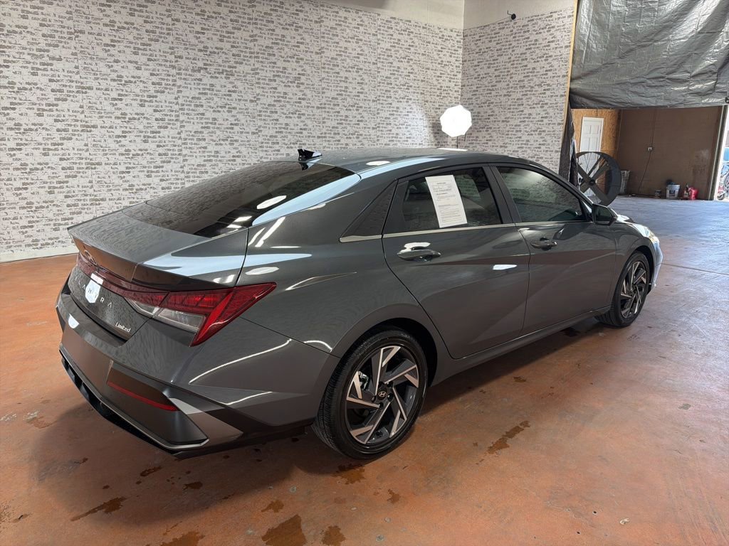 Used 2025 Hyundai Elantra Limited FWD image 7