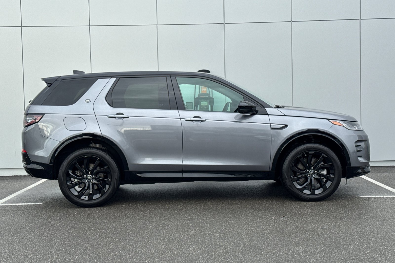 Used 2025 Land Rover Discovery Sport Dynamic SE AWD/4WD image 6