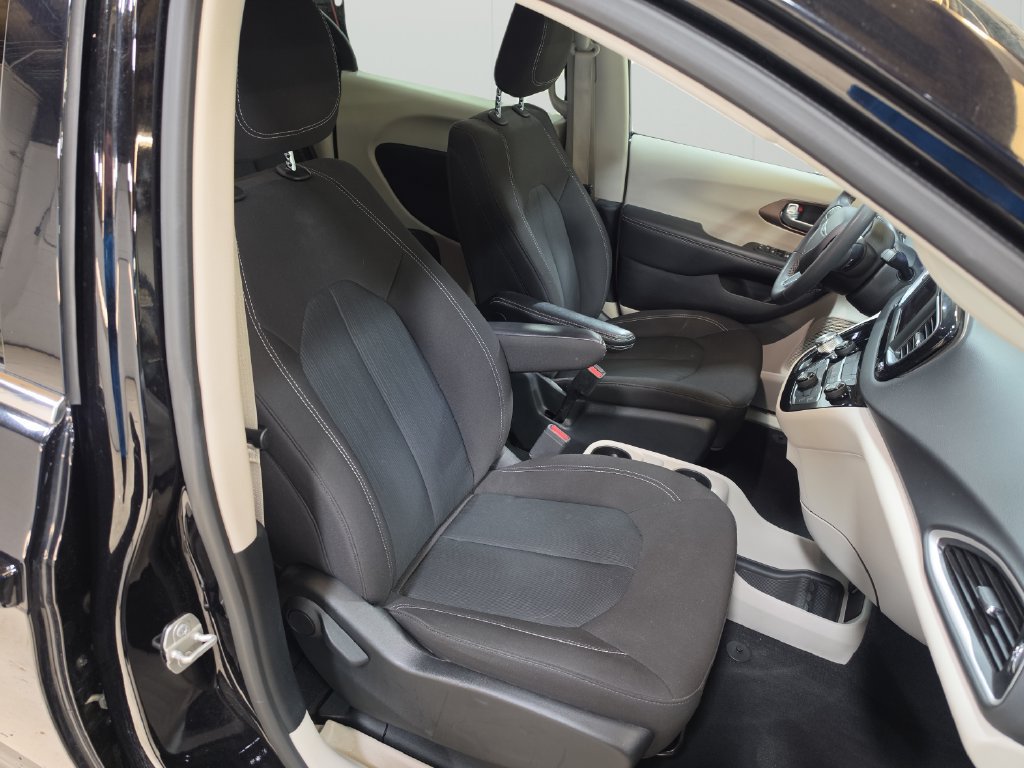 Used 2024 Chrysler Voyager LX FWD image 15