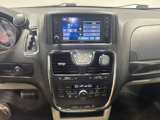 Used 2013 Chrysler Town & Country Touring-L w/ Trailer Tow Group FWD image 14