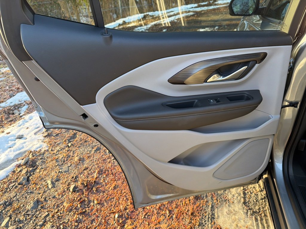 Used 2023 GMC Terrain SLE w/ Driver Convenience Package image 16