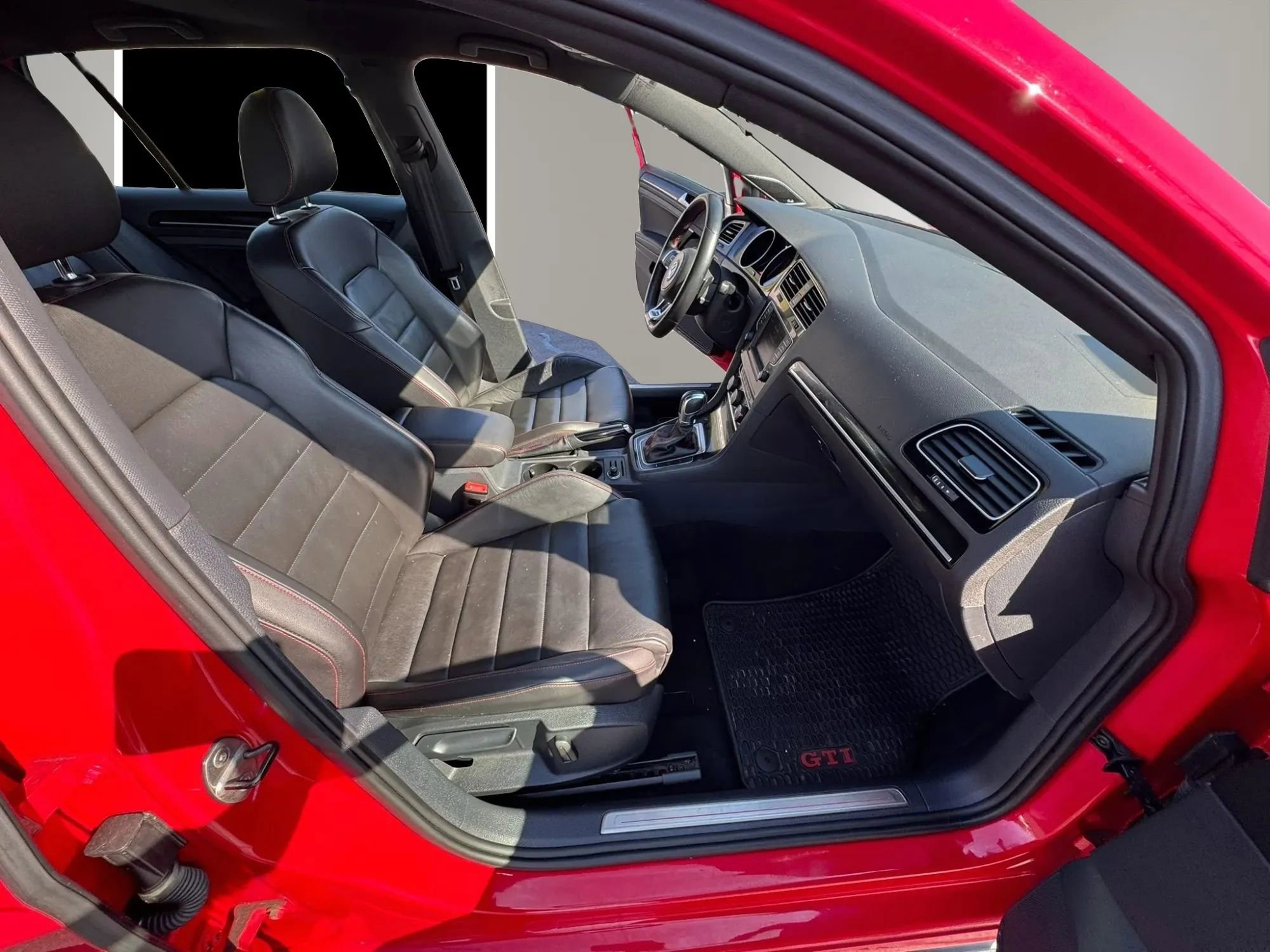 Used 2016 Volkswagen Golf 4-Door FWD image 16