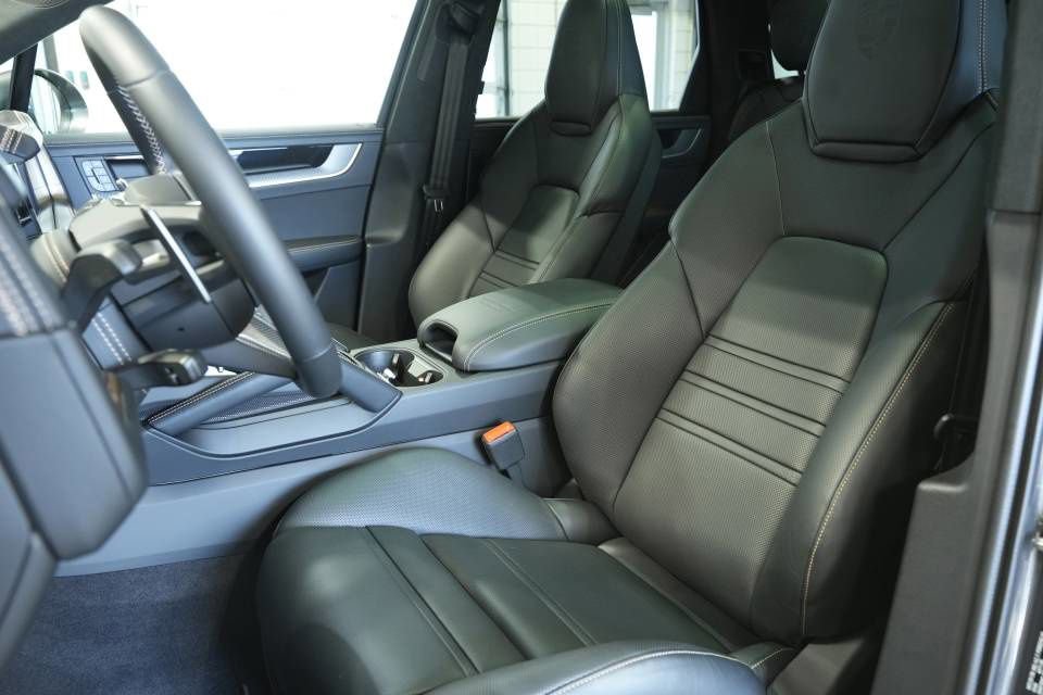 Certified 2025 Porsche Cayenne GTS image 5