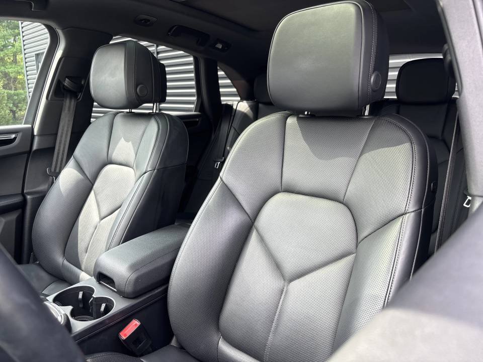 Used 2025 Porsche Macan AWD/4WD image 12