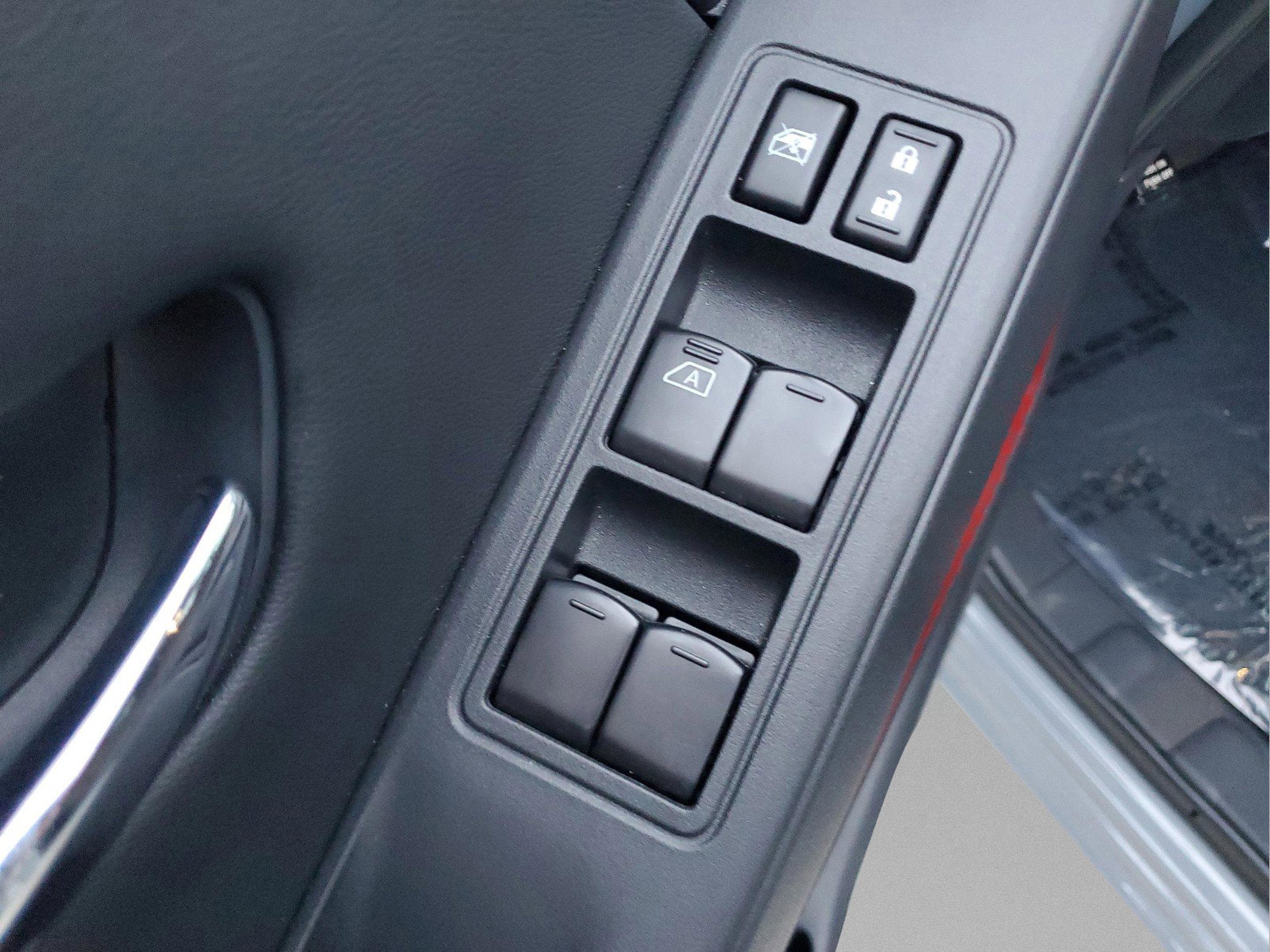 Used 2025 Nissan Frontier PRO-4X image 18