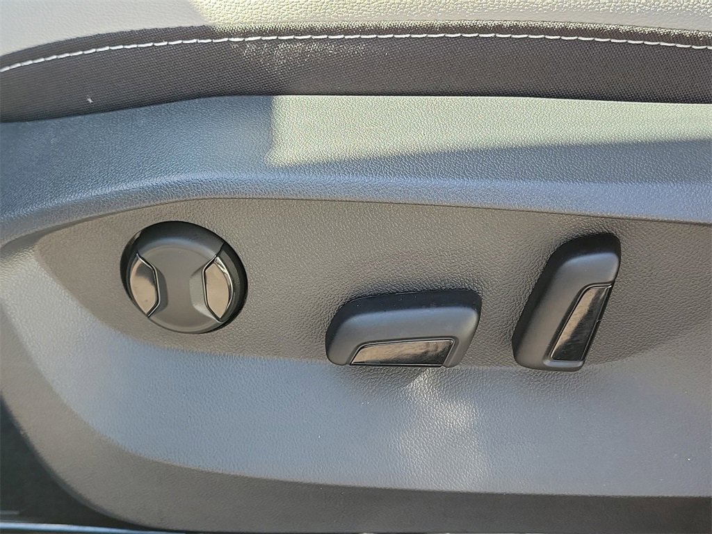 Certified 2025 Volkswagen Taos SE image 19