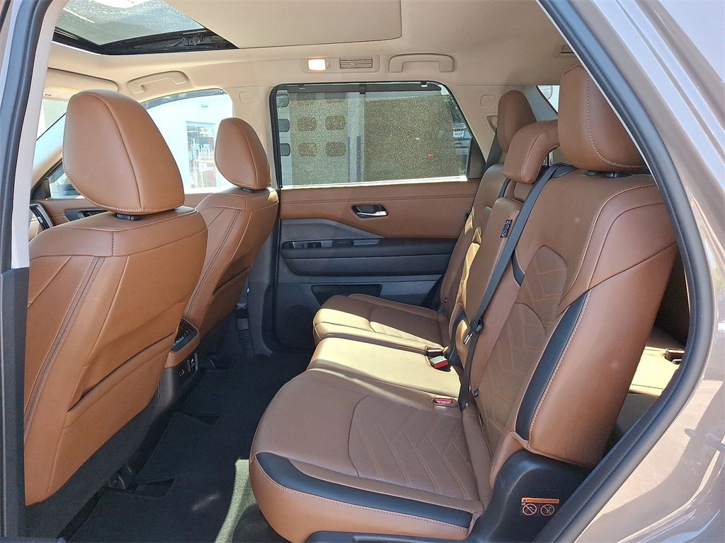 Used 2025 Nissan Pathfinder Platinum w/ Black Appearance Package image 20