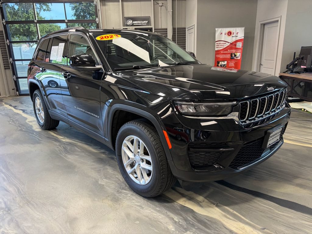 Used 2023 Jeep Grand Cherokee Laredo w/ Luxury Tech Group I AWD/4WD image 1