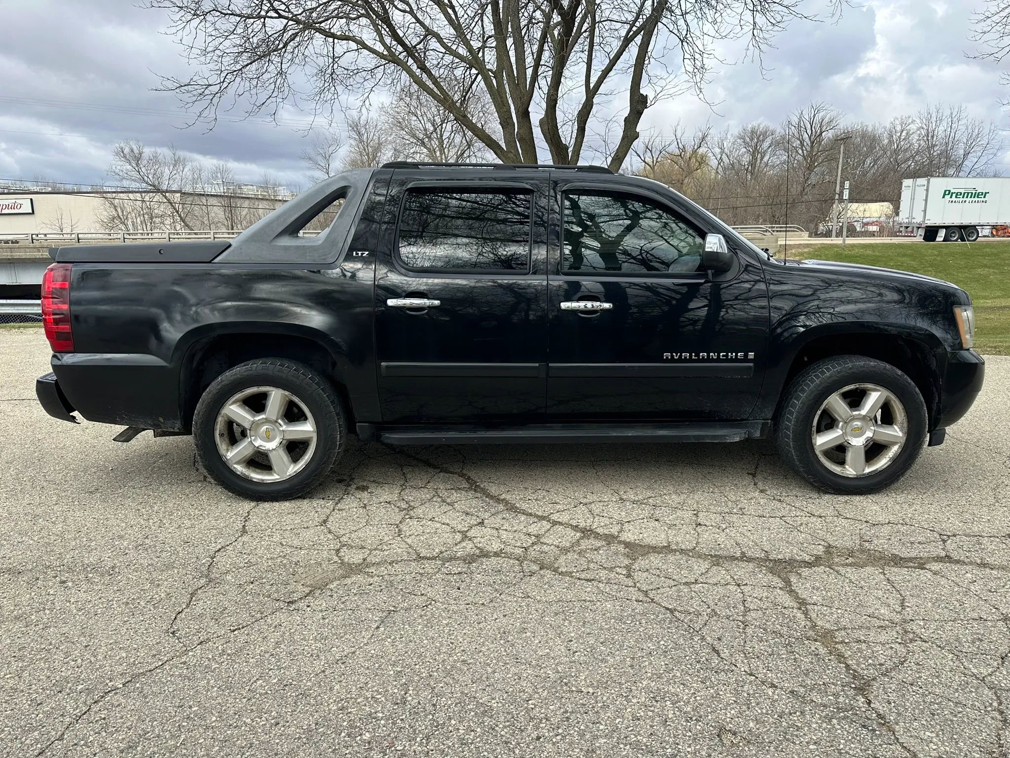 Used 2007 Chevrolet Avalanche LTZ w/ LTZ Preferred Equipment Group AWD/4WD image 4