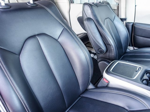 Used 2023 Chrysler Pacifica Touring-L image 30