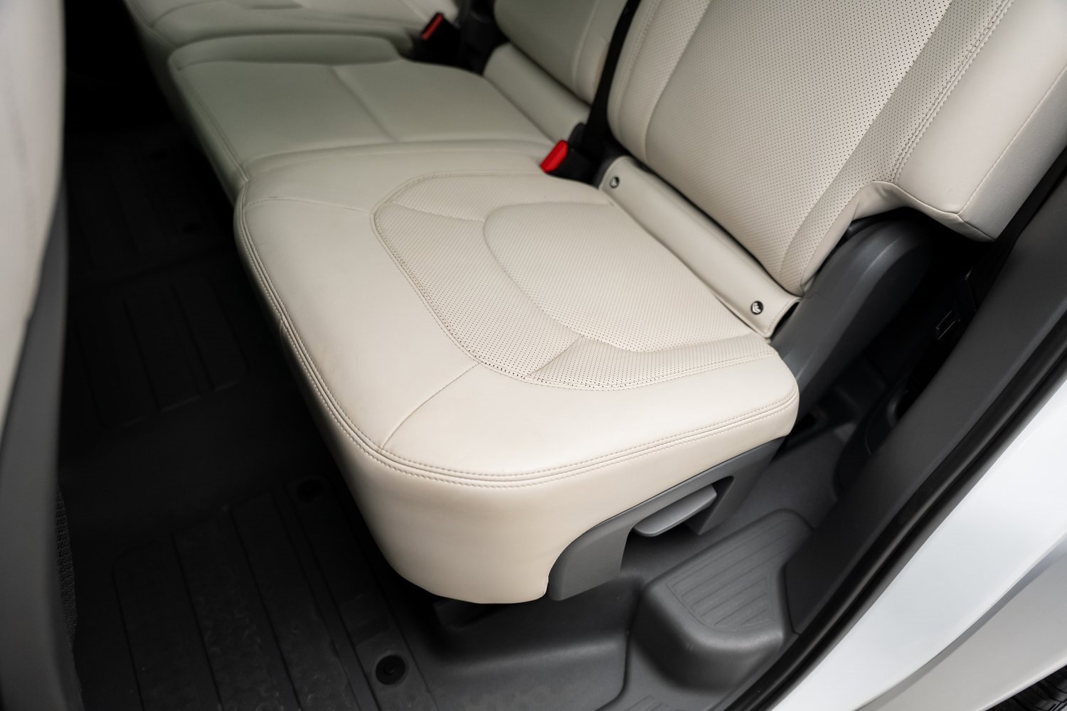 Used 2023 Land Rover Defender 130 First Edition image 70