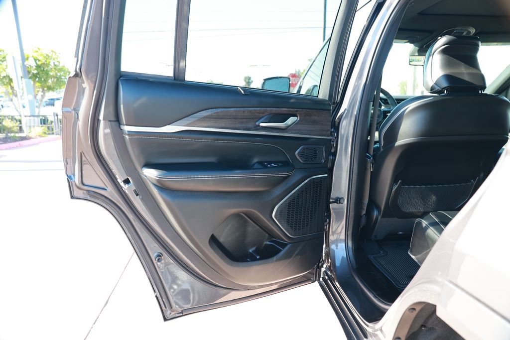 New 2025 Jeep Grand Cherokee Overland w/ Luxury Tech Group IV image 33