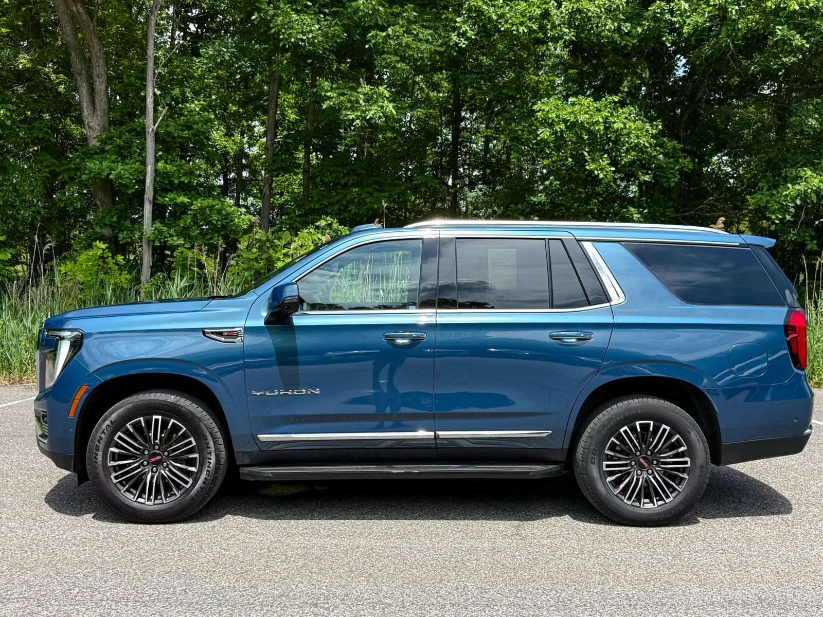 Used 2025 GMC Yukon Elevation w/ LPO, Elevation Black Package AWD/4WD image 8