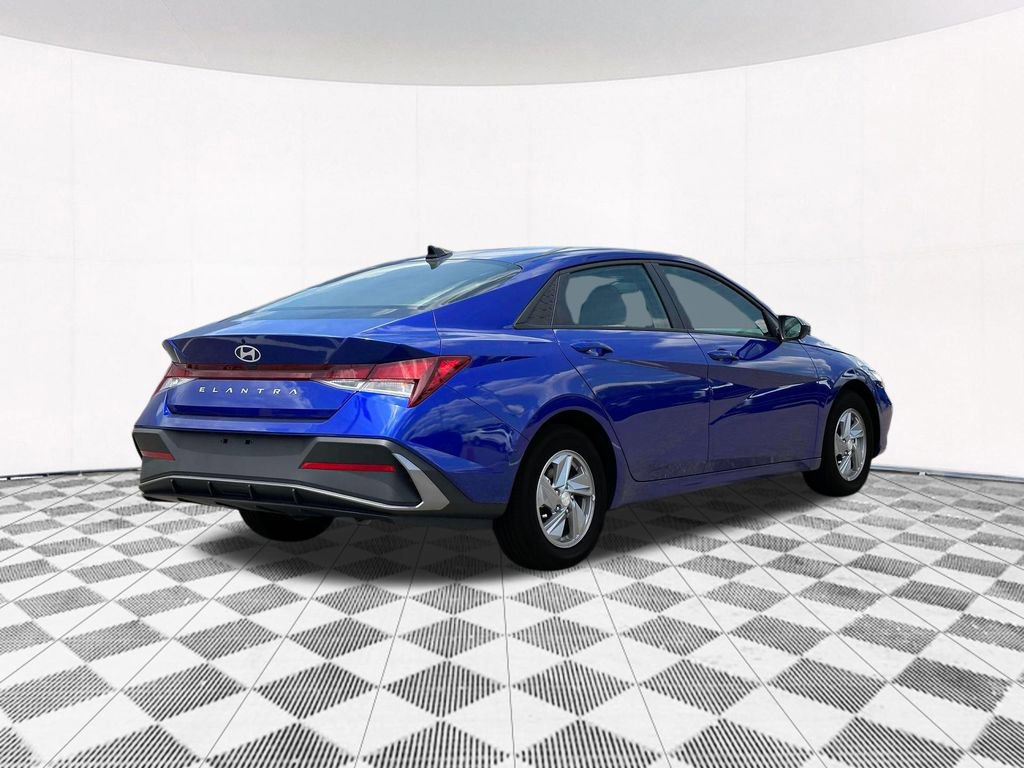 Used 2025 Hyundai Elantra SE image 11