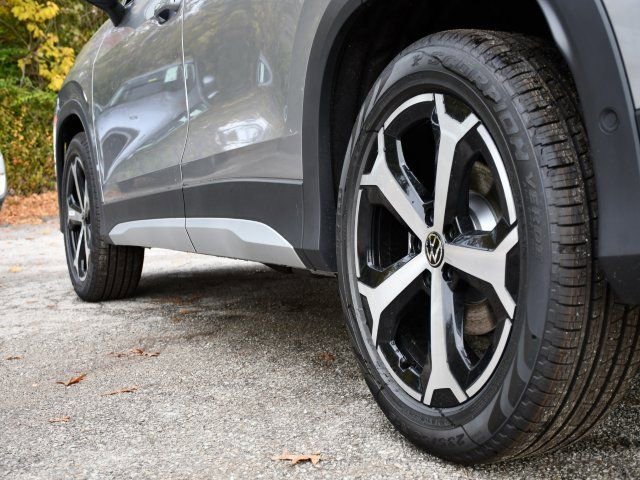 New 2026 Volkswagen Tiguan SE FWD image 9